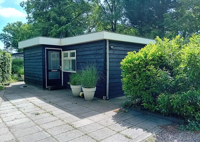 Knusse bungalow met binnen en buitenzwembad op het park